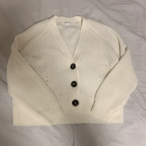 Tröja  - Säljer denna koftan från Lindex för att den är för liten 