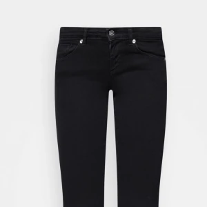 Low rise/lågmidjade jeans - Beställde dessa jeans i måndags fick dem i fredags, tyvärr går det inte att lämna tillbaka, säljer dem för 400kr :) jag står för frakten skriv för bilder.