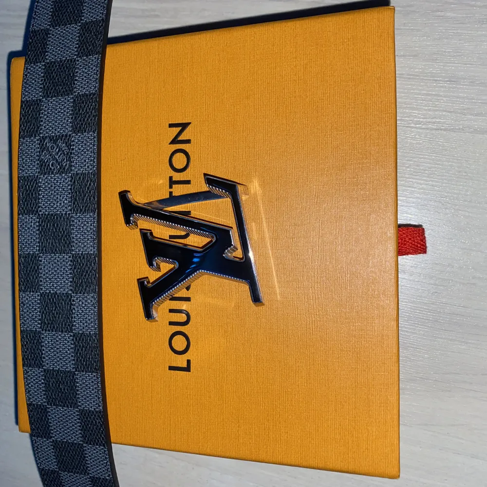 Brand new louis vuitton belt used 1 time  Perfect condition  Size 95 with 2 extra holes. Accessoarer.