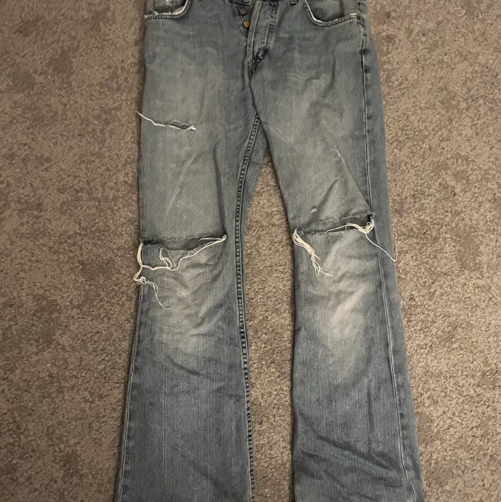 säljer nu dessa unika jeans från märket lee, de sitter lågmidjat med hål på knäna och lite slitningar. byxorna är väldigt slitna som man ser på bild nr 3 för de är väldigt långa. Det syns dock inte så mkt eftersom det är på baksidan.. Jeans & Byxor.