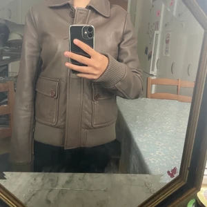 Brun skinnjacka - Vill se om nån är intresserad av att köpa denna skit snygga läderjackan från Soft grey! Vet inte om de är riktigt läder men jackan känns iaf tung och ”dyr”. Inga defekter, bara testad, brun/grå färg! Storlek 34 och sitter lite oversized, fler bilder-dm 🤍🤍