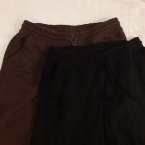Två mjukisbyxor/sweatpants från Hm, 50kr styck. En brun (S) och en svart (Xs)