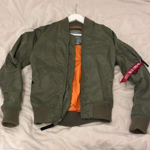 Olivgrön alpha industries jacka i storlek S. Knappt använd, som ny. Perfekt till höst/vår