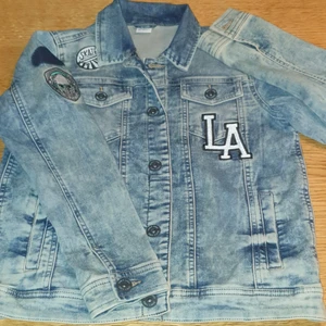 Jeansjacka i mjuk stretchbomull - Oanvänd Mjuk bomullsjacka i jeansjacka-modell. Mycket stretchig. Stentvättad denim-mönster men är inte jeanstyg. Strl 146 men mkt rymlig. 