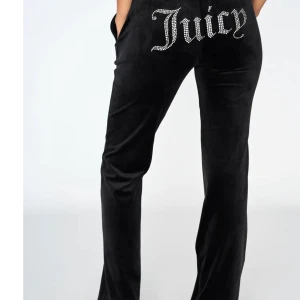 Juicy byxor - Hejj säljer ett par juicy byxor med fickor, jätte bra skick som nya. Storlek xxs, passar som xs möts upp i Stockholm hör av dig för fler frågor eller bilder❤️ och pris kan diskuteras 