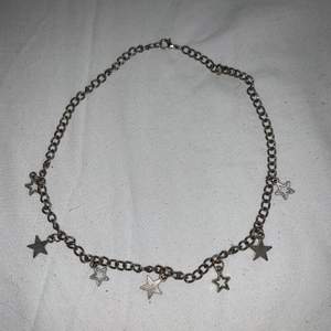 Fint silver halsband med stjärnor på🥰  (Vet ej om frakten stämmer)