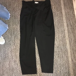 Svarta kostymbyxor  - Köpta på H&M, minns inte för vilket pris. Alldeles för små så därför jag säljer dom, jättefint skick och har fickor fram. Skriv gärna på insta om plick inte funkar, wilmajern