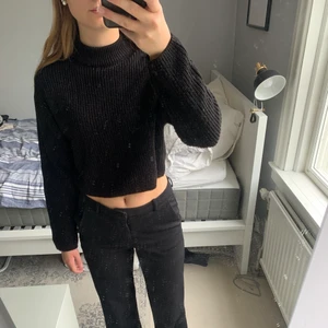 Svart stickad tröja från h&m i storlek xs  - En stickad långärmad tröja från h&m i storlek xs 