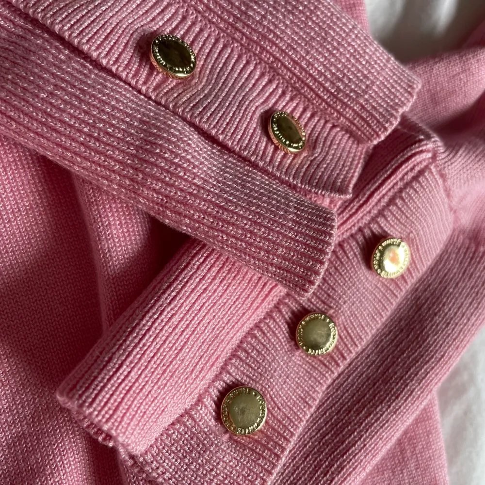 Snygg, rosa tröja  som inte kommer till användning. Typ aldrig använd, därav helt nyskick. Det ända som skulle kunna vara är att knapparna på ärmen blivit repade (sista bilden) helt perfekt och fin färg. (Köp nu knappen finns). Övrigt.