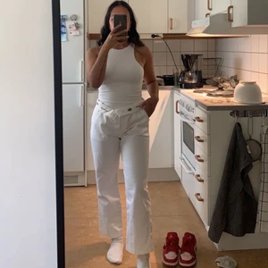 Dickies Elizaville  - Vita dickies i modellen Elizaville. Passar bättre än de från herravdelningen. Säljer pga att de inte kommer till användning. Jag är 159 och behöver vika upp alla mina dickies för att de ej ska vara för långa. Har samma modell i svart, lila och beige!🫶🏽