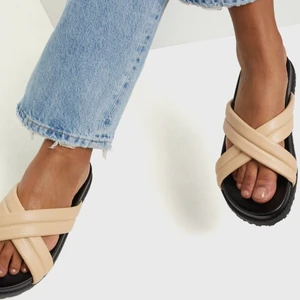 Slip in sandals - Sandaler som är köpta i somras men aldrig använda, endast testade, så de är i mycket bra skick! Köpta för 379kr. Storlek 38🥰