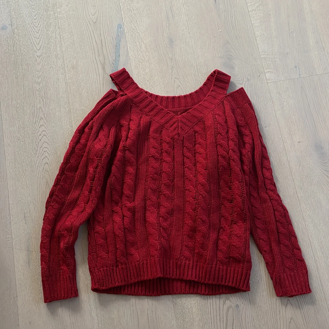 Stickad röd tröja