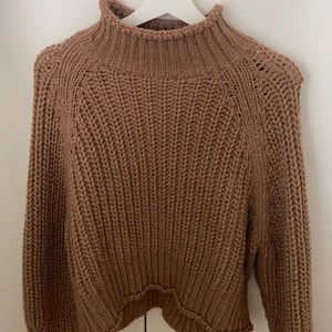 Stickad brun höst tröja  - Mysig brun stickad tröja från H&M som är perfekt nu till höst. Liten polokrage, och fin passform. Säljer pågrund av att den är för liten. 🤎🍂