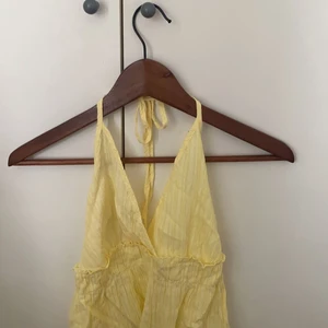 Söt topp - Söt gul topp från shein. Man knyter den i nacken och den har öppen rygg. Aldrig använd. Säljer pågrund av att jag inte använder den.💛💛