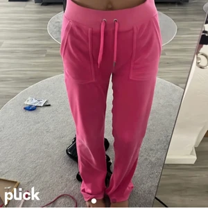 Rosa juciy couture byxor - (LÅNADE BILDER) Säljer mina rosa juciy couture byxor i storlek xxs, dom är nästan aldrig andvända! Köpta på raglady i somras. Säljer för att dom är försmå! Skriv privat för fler bilder, pris kan diskuteras! 