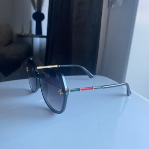 Solglasögon  - Använda fåtal gånger 