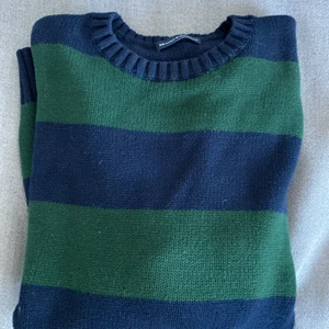 Brianna sweater  - Hej! Jag säljer min brianna sweater ifrån brandy melville då den är for står för mig. Frakten ingår i priset.