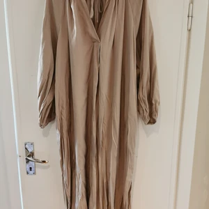 Lång siden klänning  - Lång siden klänning från Hm 