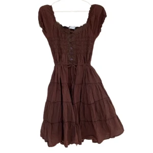 Brun klänning  - Så vacker, framhäver midjan☺️ passar alla runt s-l eftersom sen är så stretchig och man kan knyta under brösten.  Om du budar, buda minst i 10kr intervaller❤️