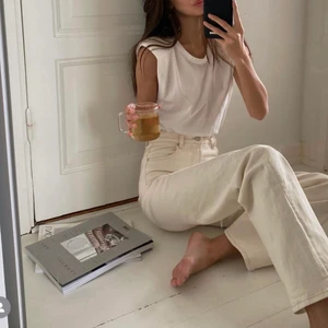 Mango High-waist wideleg jeans - Nyskick.  Committed Collection. 99% Cotton. Wide leg style. Straight design. High waist. Loops. Five pockets. Zip and one button fastening. Frayed hem. Färg: cremevit  Nypris 599kr, säljs för 299