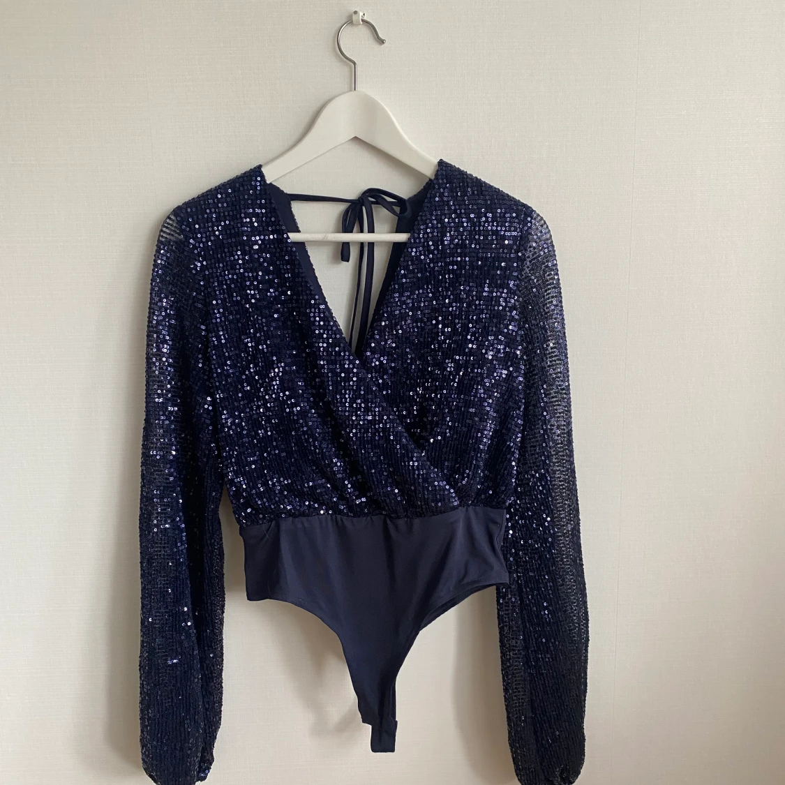 Blå glittertopp från NA-KD