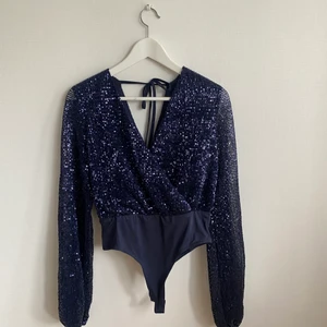 Blå glittertopp från NA-KD  - Endast provad 