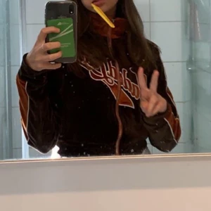 Jaded London Brown velour  - Brun velour kofta från jaded London supersnygg y2k stil men även passar andra stilar. Använd Max 5 ggr köpt för ett år sedan. Mycket bra kvalite och superskönt material. Säljer pga inte min stil längre, köpt på jaded Londons egna hemsida 