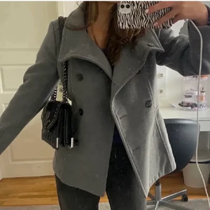 Grå kappa - Säljer denna gråa jacka från hm i storlek 38 superfin och perfekt till hösten. Köpte här på plick skulle säga att den är i nyskick. inte mina bilder men Skriv om ni vill ha flera bilder🥰 bud från 200