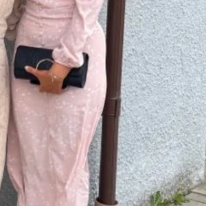 trendig klänning - helt ny använd en gång säljes pga fel storlek för mig!