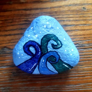 Målad sten - Vågor - Handmålad sten med motiv av vågor. Fin som prydnad vid bokhylla eller t.ex. i en kruka! Gjord av mig själv.