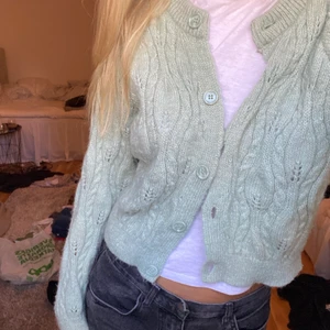 Ljusgrön kofta från zara - Mjuk och mysig kofta från zara, används för lite av mig