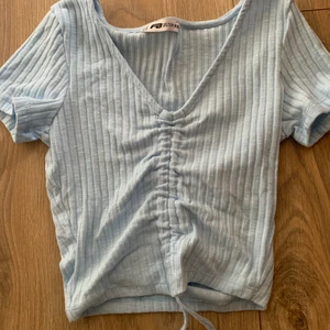 Newyorker  - En fin ljusblå tröja som inte har kommit till användning😁 jätte skön i materiallet. Köpt för typ 95kr och säljer den för 39-49kr fast vi kan komma övertänd om priset