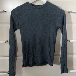 Långärmad tröja strl 40 - Långärmad blå tröja i storlek 40 men passar 38. Nyckick och inga skador. 