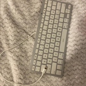 Tangentbord för Apple  - Har du en iPad? Denna är perfekt! Koppla in i laddar-hålet o använd ett tangentbord. Funkar även för IPhone’s❤️