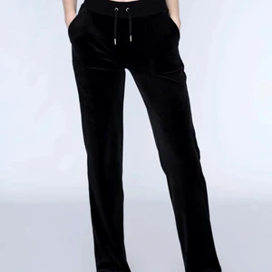 Juicy couture - Säljer mina svart juicy byxor! Knappt använda, endast 1 gång. Svarta i storlek s. De är den nya modellen, alltså knappar där bak🥰Många intresserade blir de budgivning 🥰 frakt tillkommer 