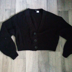 Svart kofta - Jätte fin kofta från Hm som jag säljer. Köpte den för 250 som ny och den är i väldigt bra skick. Skirv om ni har nå funderingar 💗