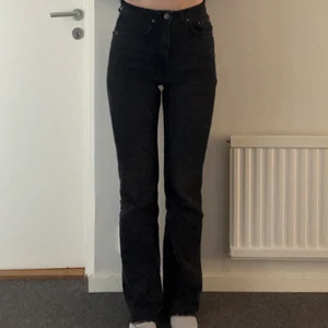 Svarta jeans - Svarta jeans från stradivarius. High waist och lite lite utsvängda i benen. De har en fransig slits. De är i använt skick så därav det låga priset.☺️