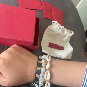 VALENTINO ARMBAND  - Ett skit snyggt valentino armband i svart, själv klart äkta, box och alla till behöver med kommer💖( skriv om ni är intresserad eller har frågor)💖 priser går och diskutera.
