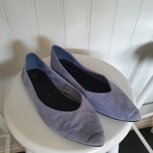 Lågskor spetsiga lila/grå st 41 - Spetsiga, lila/grå lågskor/ballerinaskor. Mjukt material och i gott skick. Knappt använda.