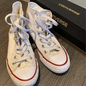 vita converse - säljer mina converse då de blivit för små, endast använda några fåtal gånger så superfint skick 🤍 strl 36,5 men sitter som en 37-37,5 💕