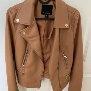 Läderjacka - Säljer denna jacka som är perfekt för hösten. Säljer pga jag har för många jackor. Har använts några gånger. Är i perfekt skick. Retur stöds ej och köparen står för frakten (kan mötas upp).🤎🤍