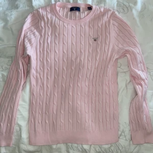 Kabelstickad tröja, GANT - Kabelstickad tröja från Gant, stl 170, passar XS. Mycket fint skick, knappt använd. Nypris 900kr, säljer för 200kr+frakt.🥰