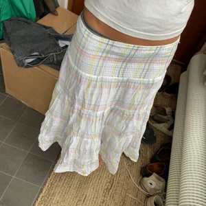 JC långkok - Så gullig långkjol men är även snygg som klänning. Köpt secon hand men är i nyskick. Jag är 164 men passar både längre och kortare beroende hur lång man vill att den ska vara. Köpare står för frakt!