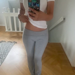 gråa brandy melville lågmidjade byxor  - jätte sköna byxor från brandy melville i one size men väldigt stretchingt material, hör av er vid frågor🥰