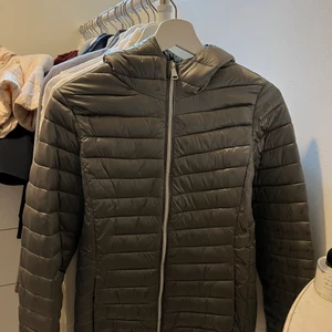 jacka - säljer en tunnare dunjacka, silvrig i färgen och storlek 36