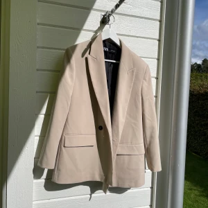 Kavaj från Zara storlek S - Jag säljer denna kavaj från zara, använd endast ett fåtal gånger 