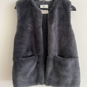 Väst, Zara  - En fin mörkgrå fluffig väst från Zara Kids I stl 164, men skulle säga att den är som en S. Fint skick, perfekt för hösten🍂.   