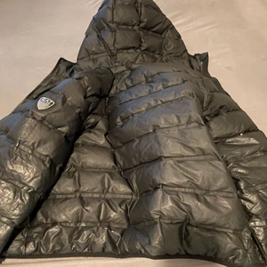 Ea7 jacka storlek m - En fin vinter jacka, märke Armani, köpt förra året används några gånger. Säljs för den inte passar längre. Pris 2000 