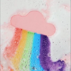 Badbomb  - Helt oanvänd badbomb fortfarande i dess förpack. En regnbåge som ger olika färger perfekt för er som älskar långa bad.