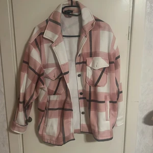 Rutig rosa vår jacka - Köpt från boohoo. Finns dock inte kvar längre. Storlek s. Kommer tyvärr inte till användning längre därför till salu🤩 köparen står för frakt